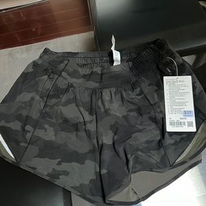 Lululemon Hotty LR Short 4”Lined